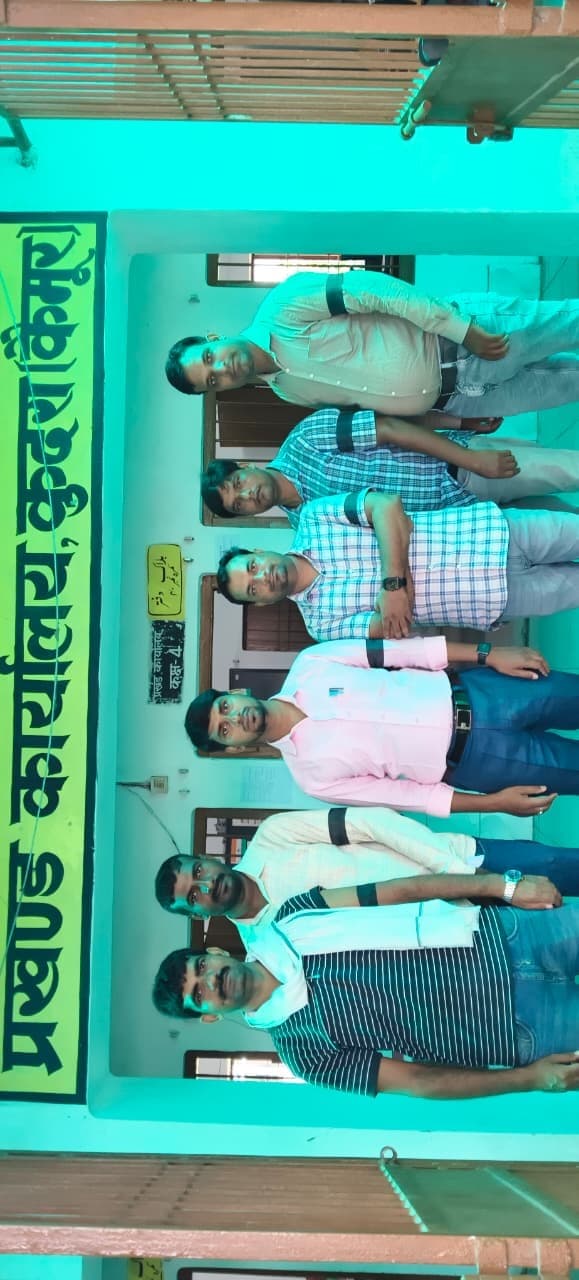 मांगों को लेेकर काली पट्टी बांध कार्यपालक सहायकों ने किया कार्य