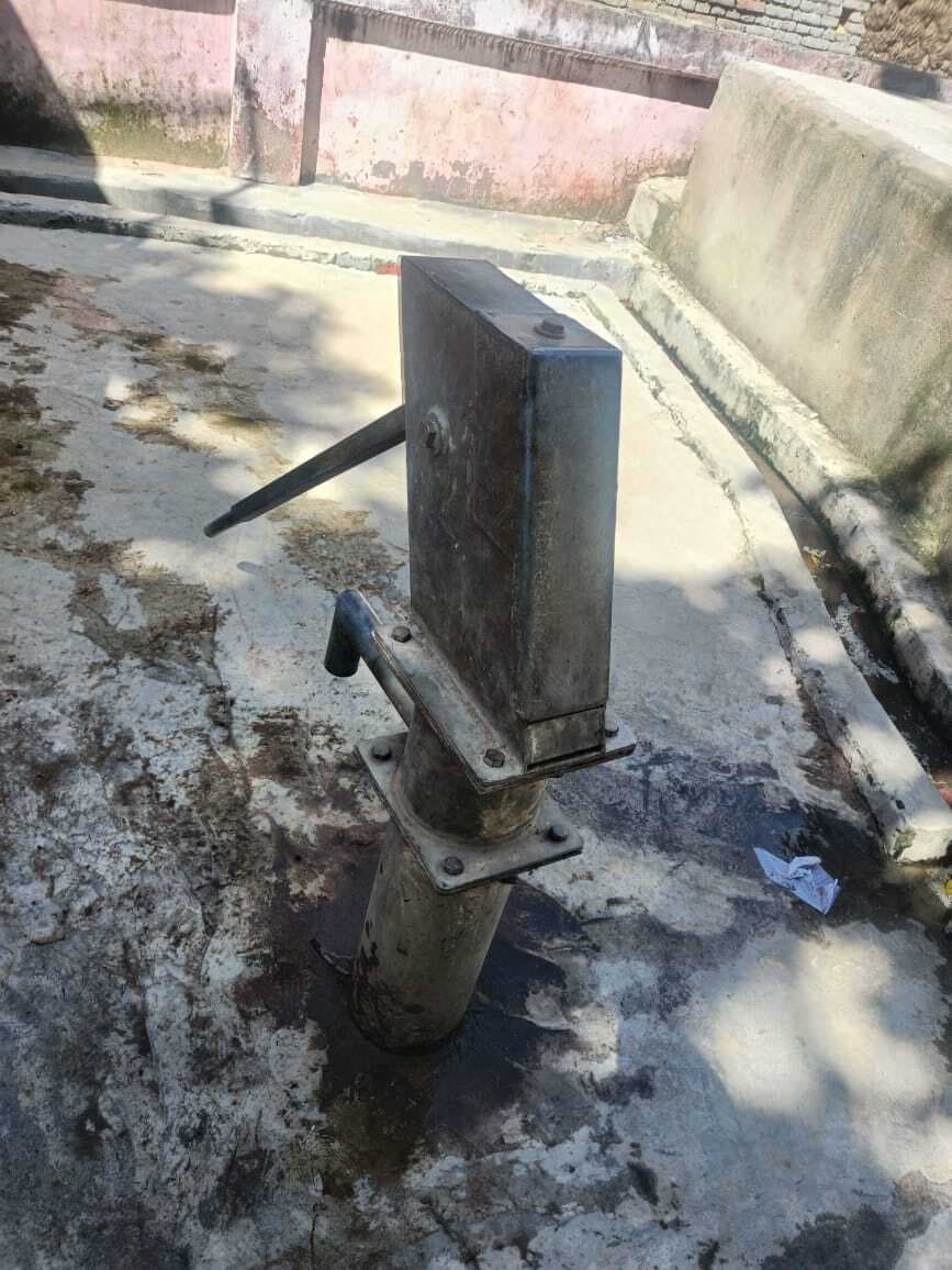 मध्य विद्यालय घुसियांकलां में कई दिनों से चापाकल खराब, पेयजल संकट