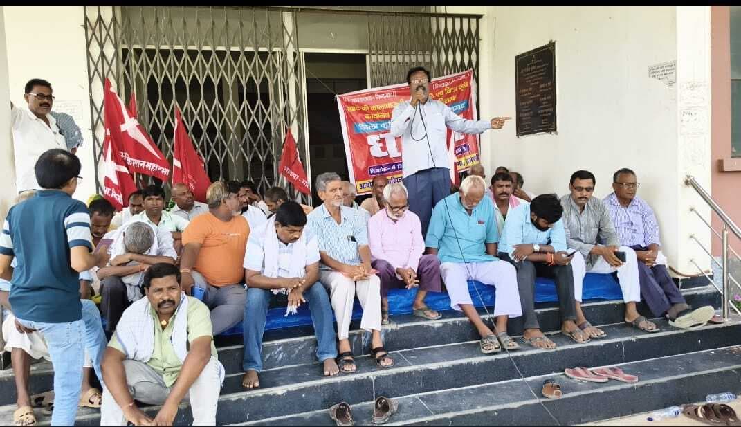 Samastipur News:कृषि कार्यालय पर धरना देकर सौंपा ज्ञापन