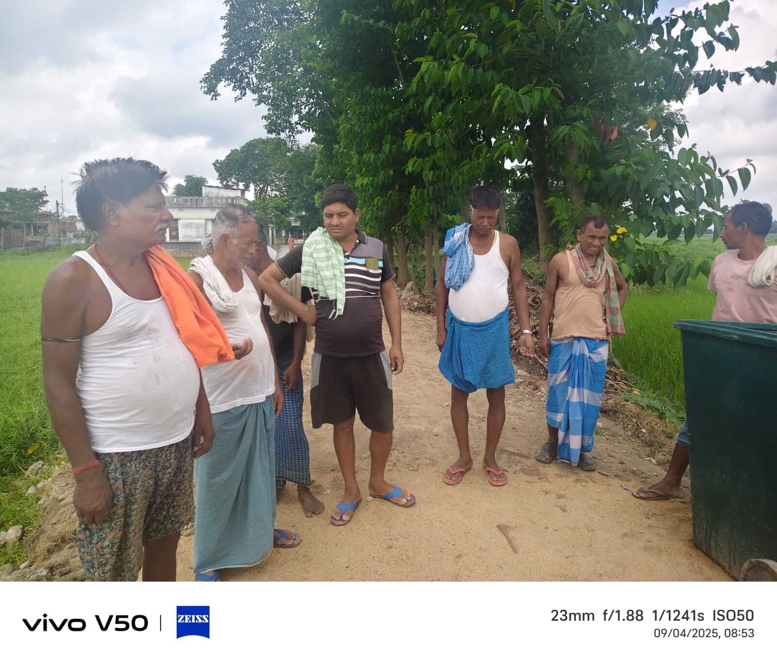 नवनिर्मित पीसीसी ढलाई सड़क में पाइप लगवाने का आग्रह