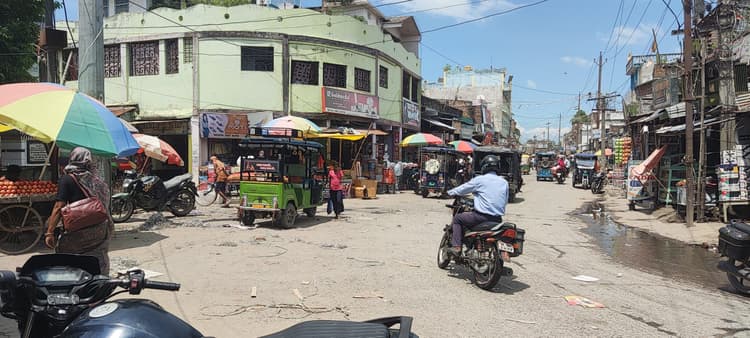 मुख्य सड़क से हटाया गया अतिक्रमण