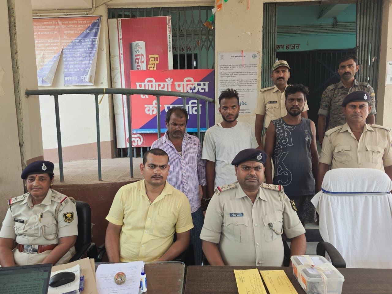 पिस्टल व कारतूस के साथ तीन बाइक सवार गिरफ्तार