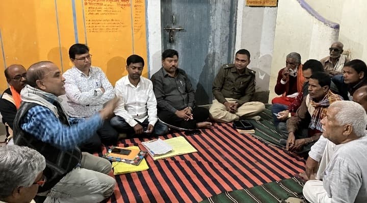 दुर्गापूजा की तैयारी को लेकर अमौर शिव दुर्गा मंदिर में पूजा समिति ने की बैठक