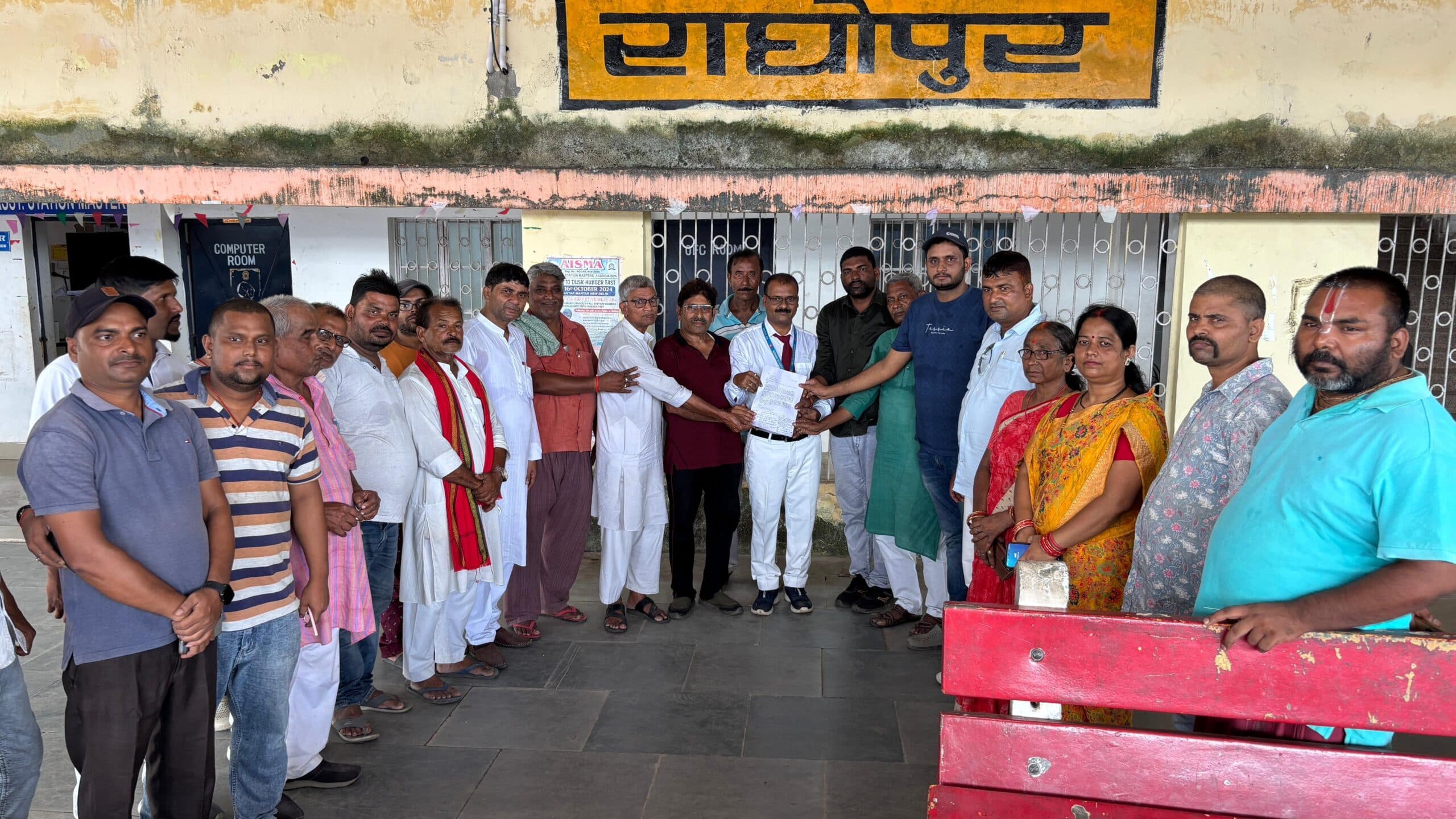 राघोपुर स्टेशन पर साप्ताहिक स्पेशल ट्रेन के ठहराव की मांग, सौंपा गया ज्ञापन