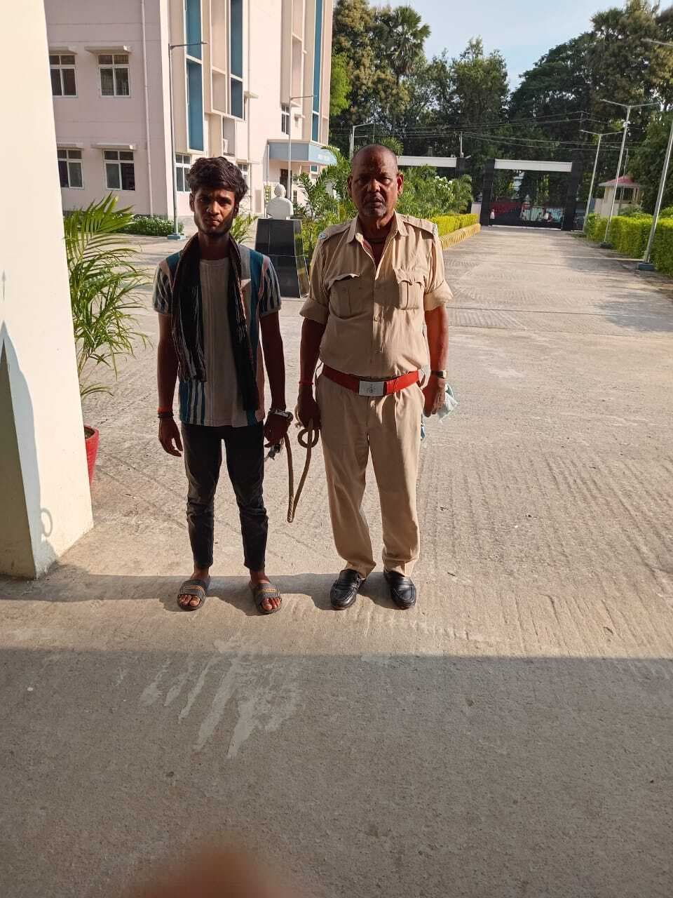 हाटा से मोबाइल चोर को पुलिस ने पकड़ा
