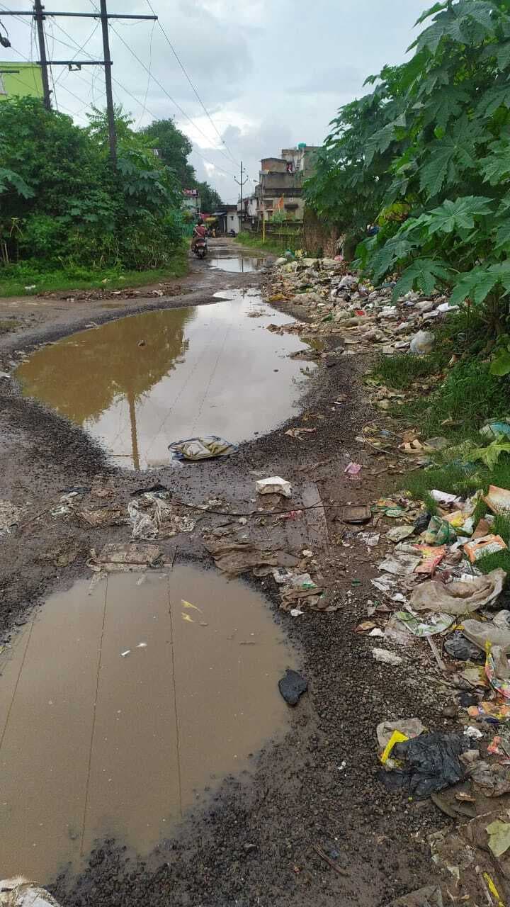 Jamshedpur news. शंकरपुर-तिलकागढ़ रोड जर्जर, लोगों को आने-जाने में हो रही परेशानी