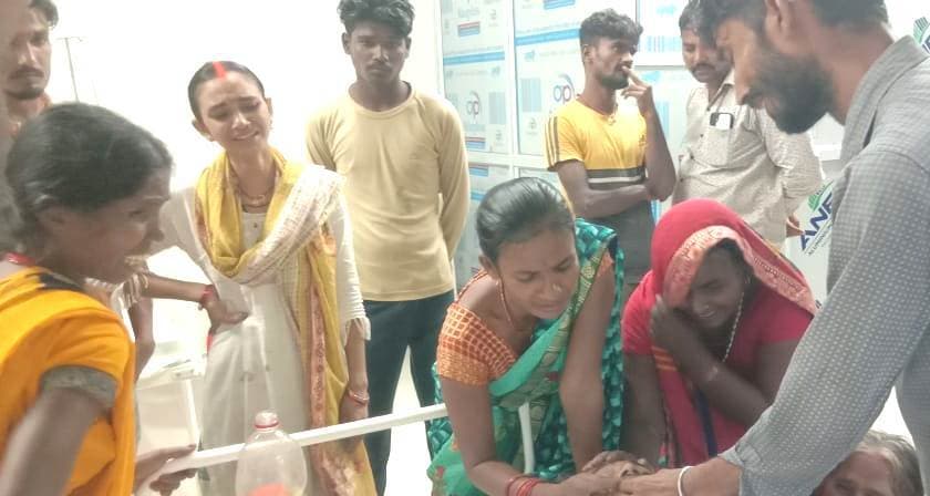 वज्रपात से युवक की मौत, एक गंभीर रूप से घायल