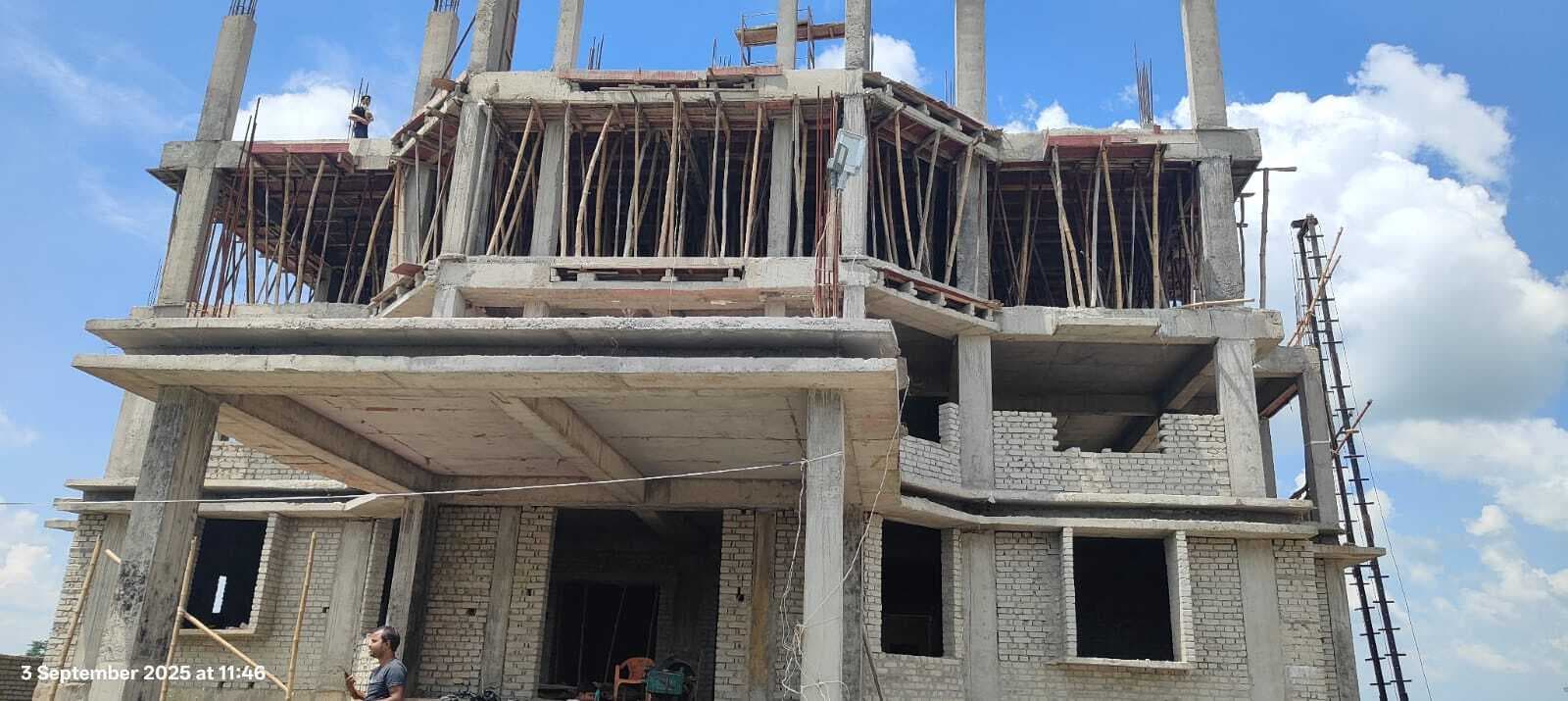 श्रीनगर के थाना भवन निर्माण में अनियमितता से भड़के लोग