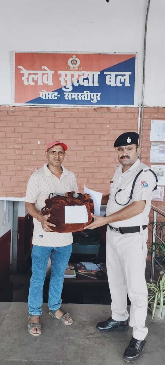 Samastipur News:ऑपरेशन अमानत के तहत यात्री का सामान वापस