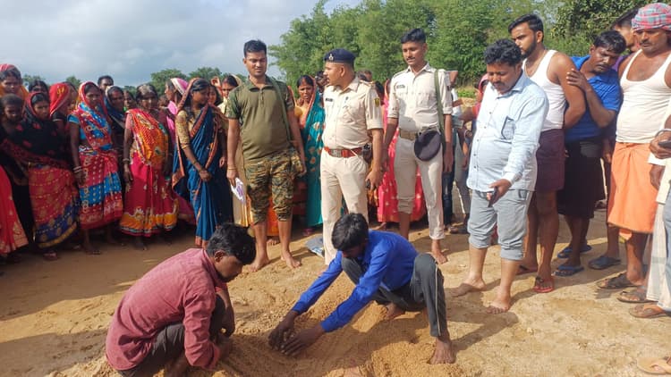 पहली पत्नी की गला दबाकर हत्या कर शव को नदी के बालू में दफनाया