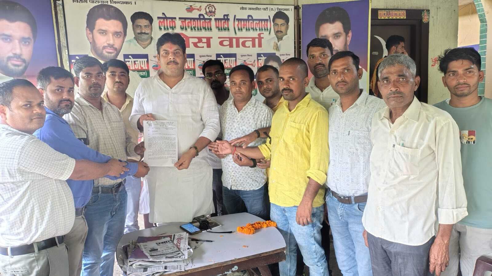 आंदोलन के दूसरे दिन कार्यपालक सहायकों ने लोजपा जिलाध्यक्ष से मिलकर सौंपा ज्ञापन