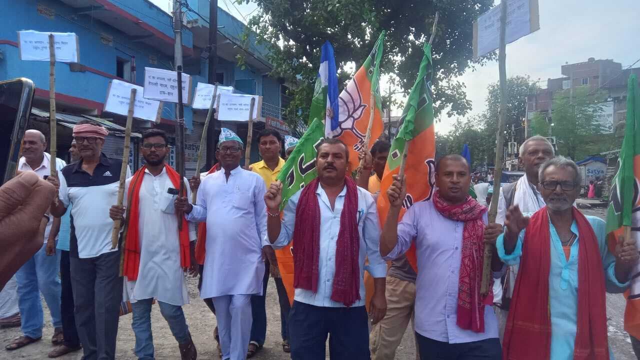 नारदीगंज में बाजार रहा बंद, एनडीए कार्यकर्ताओं ने निकाला मार्च