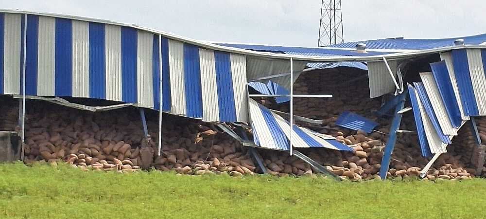 अचानक टूट कर बिखरा गोदाम, अनाज को नुकसान