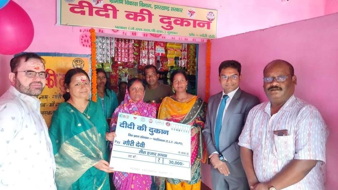 मुख्य सचिव ने दीदी दुकान पहुंच महिला उद्यमिता को किया प्रोत्साहित