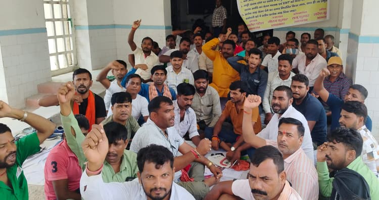 102 एंबुलेंस कर्मचारी संघ का अनिश्चितकाली हड़ताल शुरू