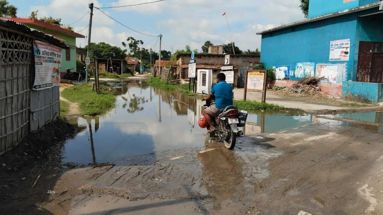 सड़क पर जलजमाव से लोगों की बढ़ी परेशानी