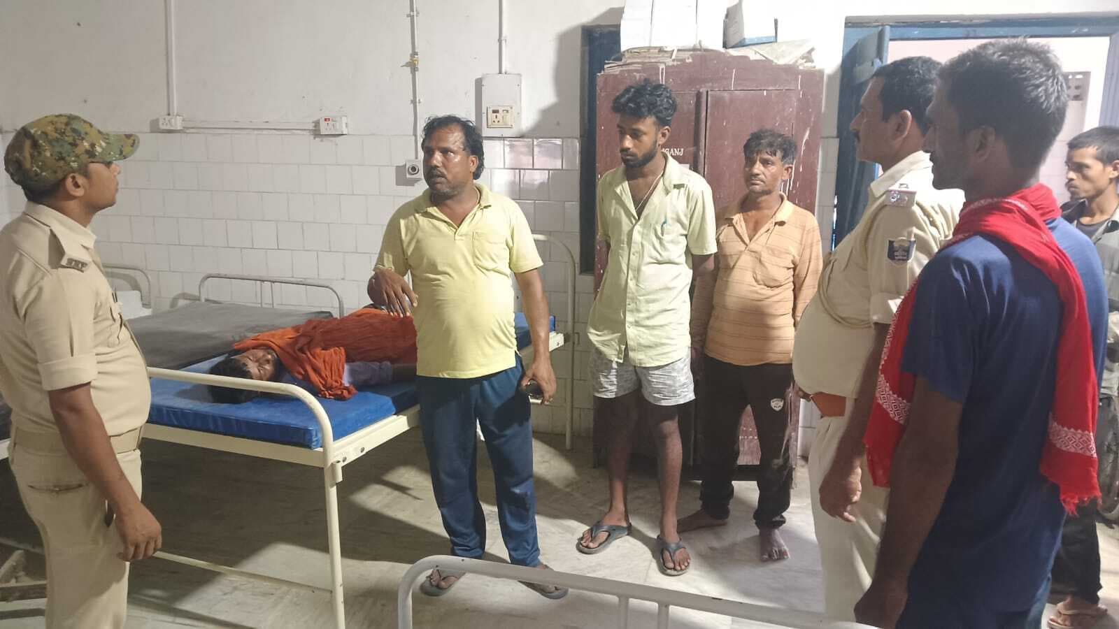 पोल खड़ा करने के दौरान करेंट से मजदूर की मौत, दो झुलसे