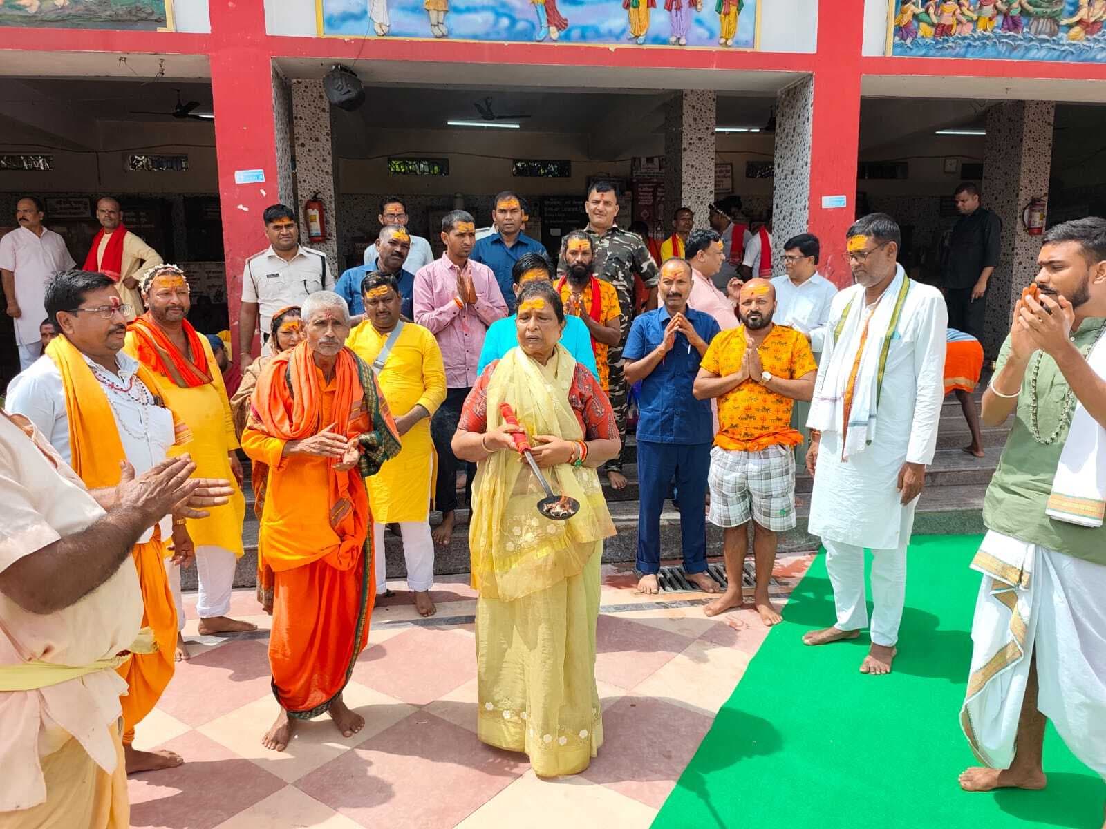 बिहार की मंत्री रेणु देवी ने की बाबा पूजा-अर्चना