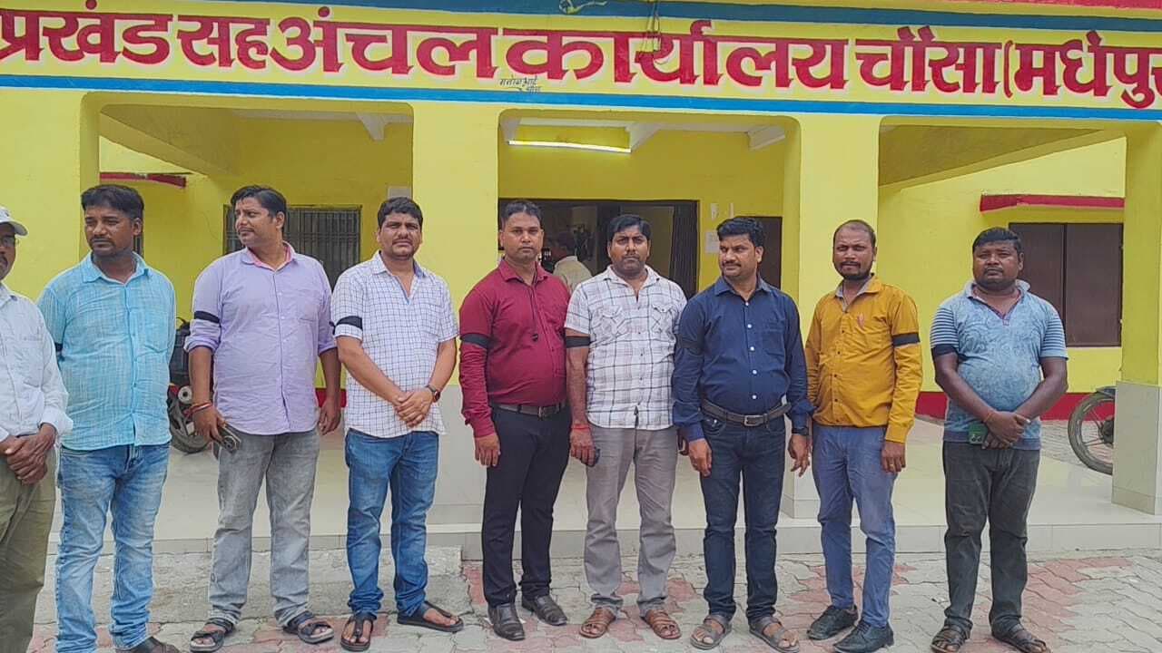 कार्यपालक सहायकों ने कालापट्टी बांध कर किया प्रदर्शन