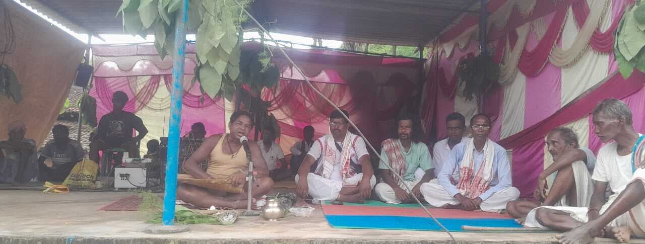 सोस बोंगा अनुष्ठान में किया गया युद्ध गाथा का वाचन