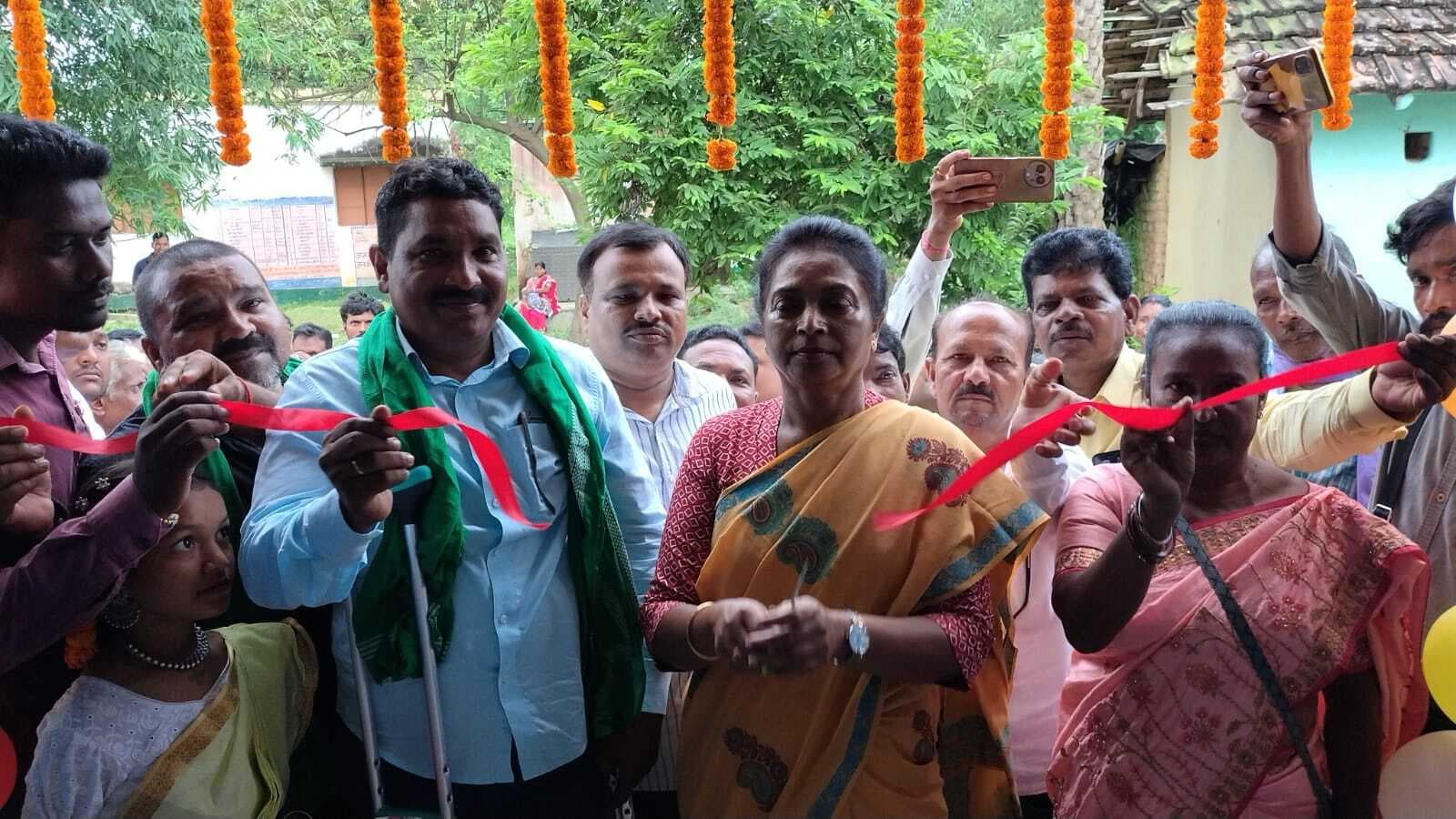 विधायक ने निश्चितपुर व नावाडीह में कला केंद्र का किया शुभारंभ