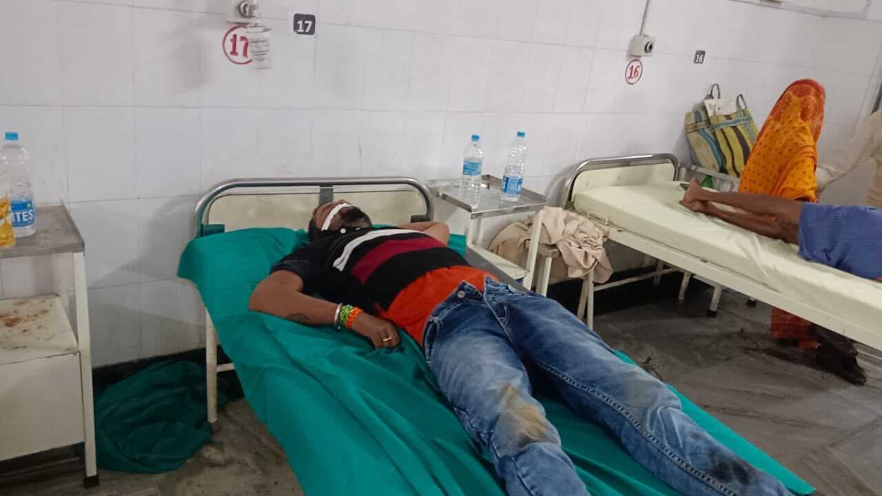 ट्रक की चपेट में आकर बाइक चालक घायल