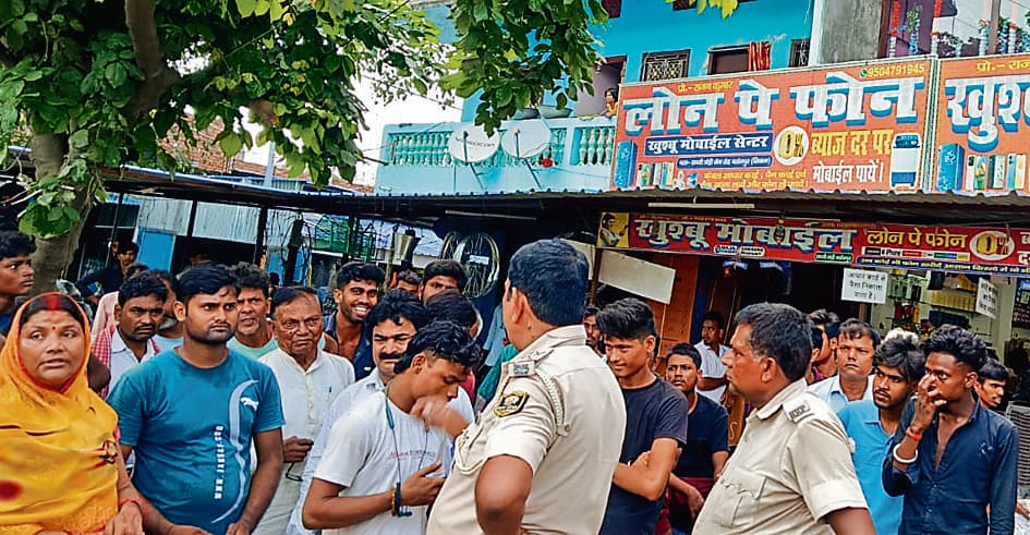 Siwan News : बसंतपुर में रेस्टोरेंट पर छापा, आपत्तिजनक स्थिति में दो किशोरी समेत पांच हिरासत में