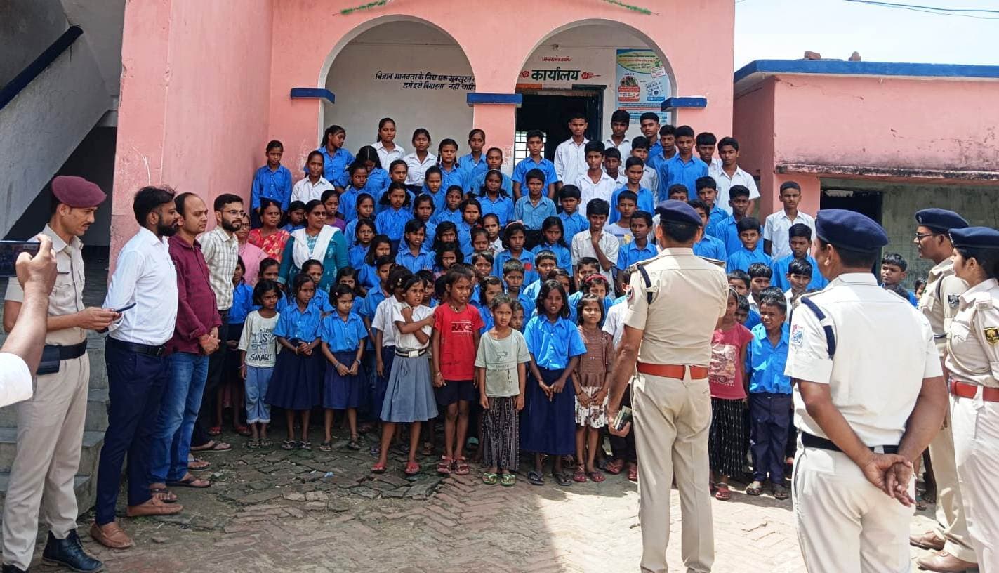 आरपीएफ ने उत्क्रमित मध्य विद्यालय, कजरा में चलाया रेल सुरक्षा जागरूकता अभियान