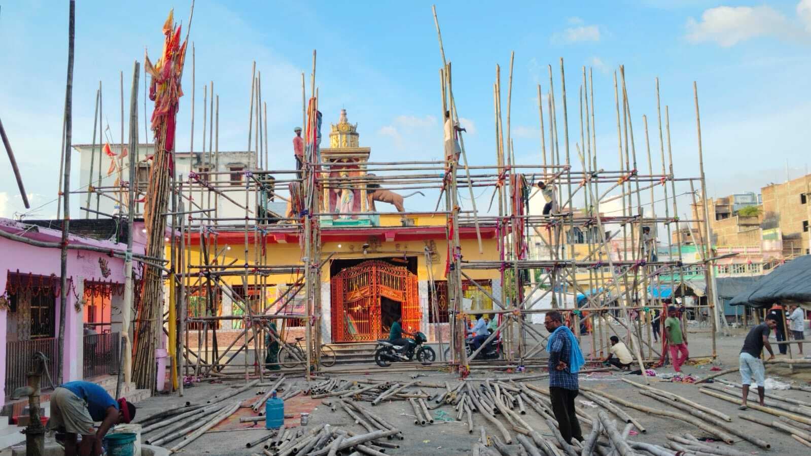 मिर्जाचौकी बाजार में बन रहा दुर्गापूजा का भव्य पंडाल