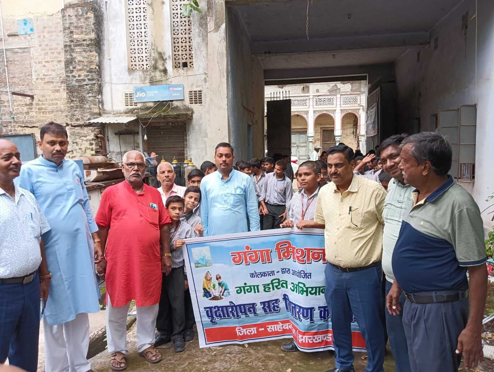 गंगा हरित अभियान के तहत स्कूली बच्चों के बीच 453 फलदार पौधे वितरित