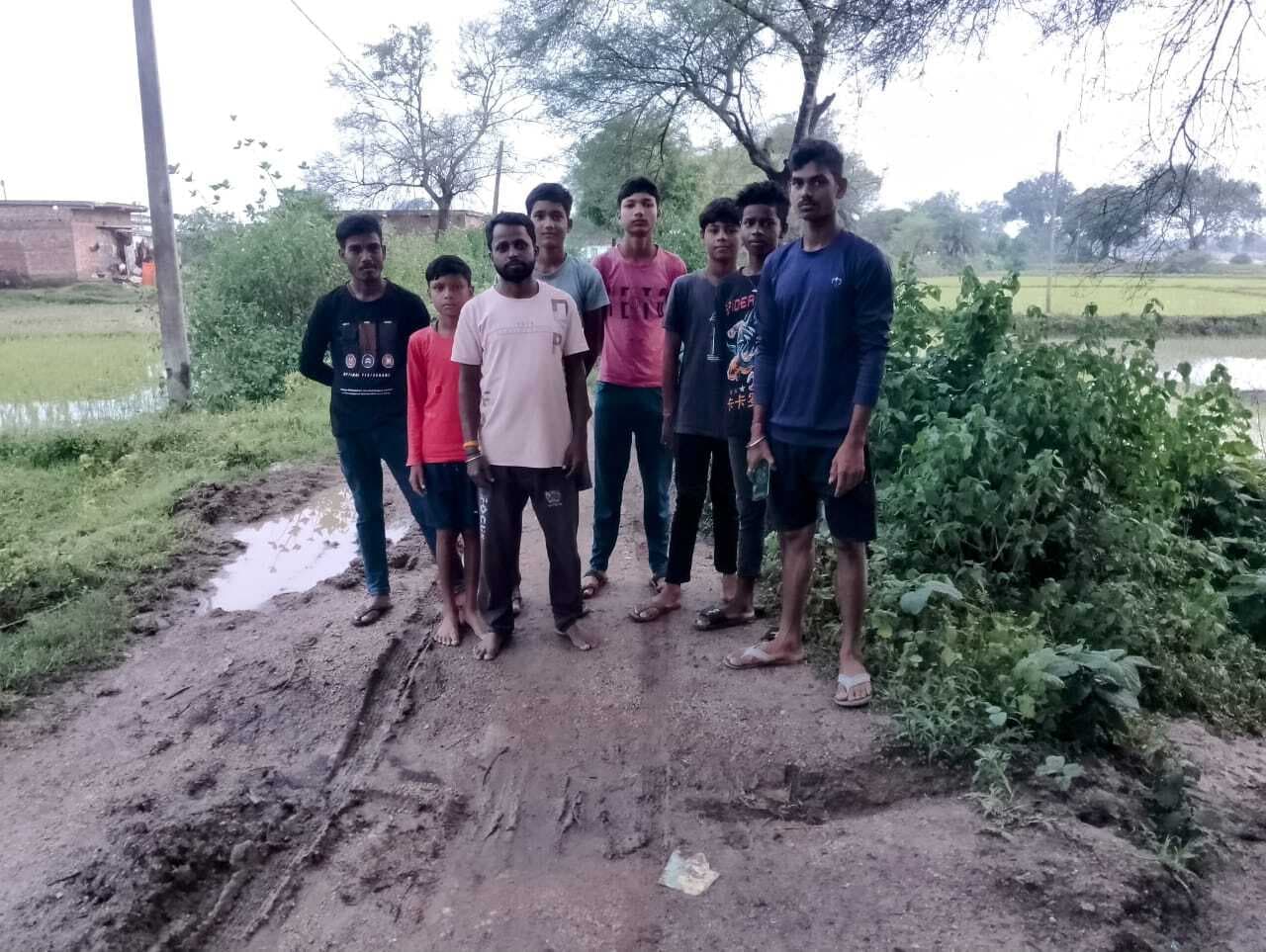 Deoghar news : गोविंदपुर पंचायत स्थित कजरा गांव के रामपुर टोला को जोड़ने वाली सडक जर्जर, ग्रामीण परेशान