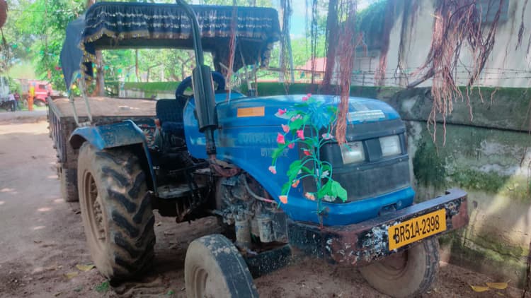 अवैध बालू लदा ट्रैक्टर को पुलिस ने किया जब्त