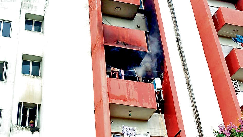 ड्यूटी पर थे डॉक्टर और आग में जल गया फ्लैट, दो इंजनों के साथ दमकलकर्मियों ने आधे घंटे में आग पर पाया काबू