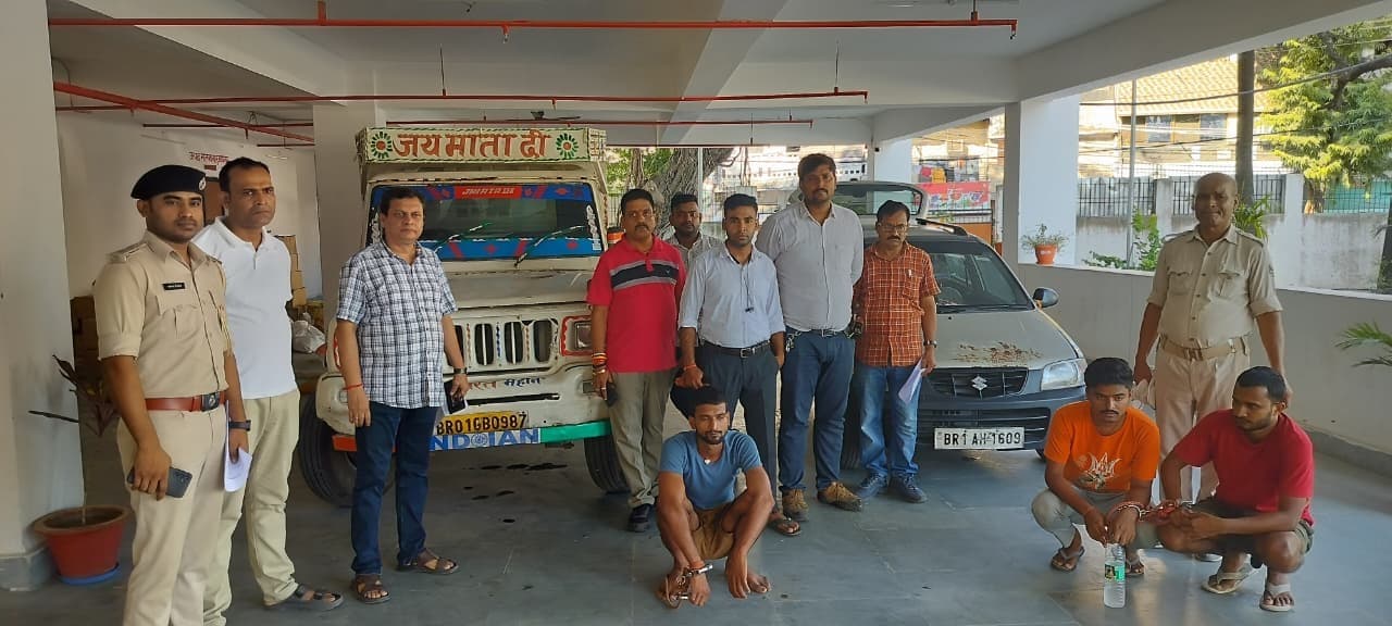 पिकअप व कार से 10 लाख की विदेशी शराब बरामद, तीन धंधेबाज गिरफ्तार