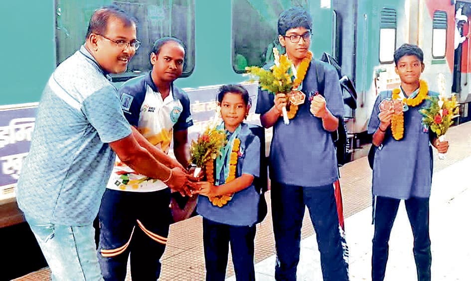 दुर्गापुर : किक बॉक्सिंग चैंपियनशिप के विजेताओं का लौटने पर स्वागत