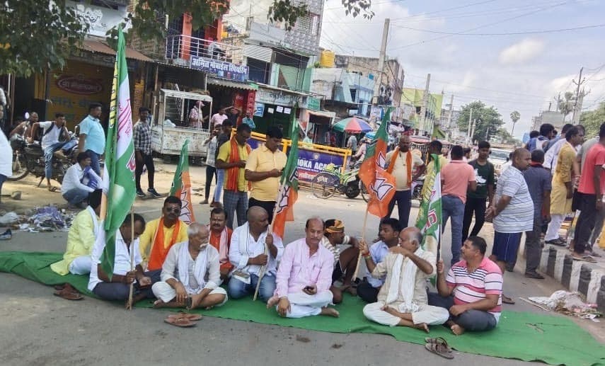 राजद की टिप्पणी के विरोध में एनडीए का सड़क जाम, लखीसराय में बाजार बंद