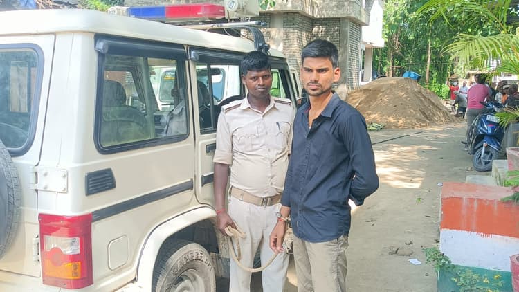 पांच देशी कट्टा के साथ हथियार तस्कर गिरफ्तार