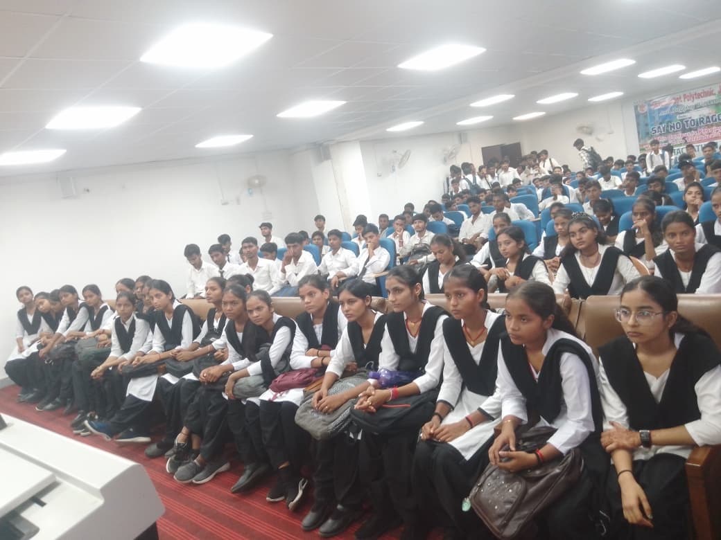 सरकार की योजनाओं से छात्र-छात्राओं को दी गयी जानकारी