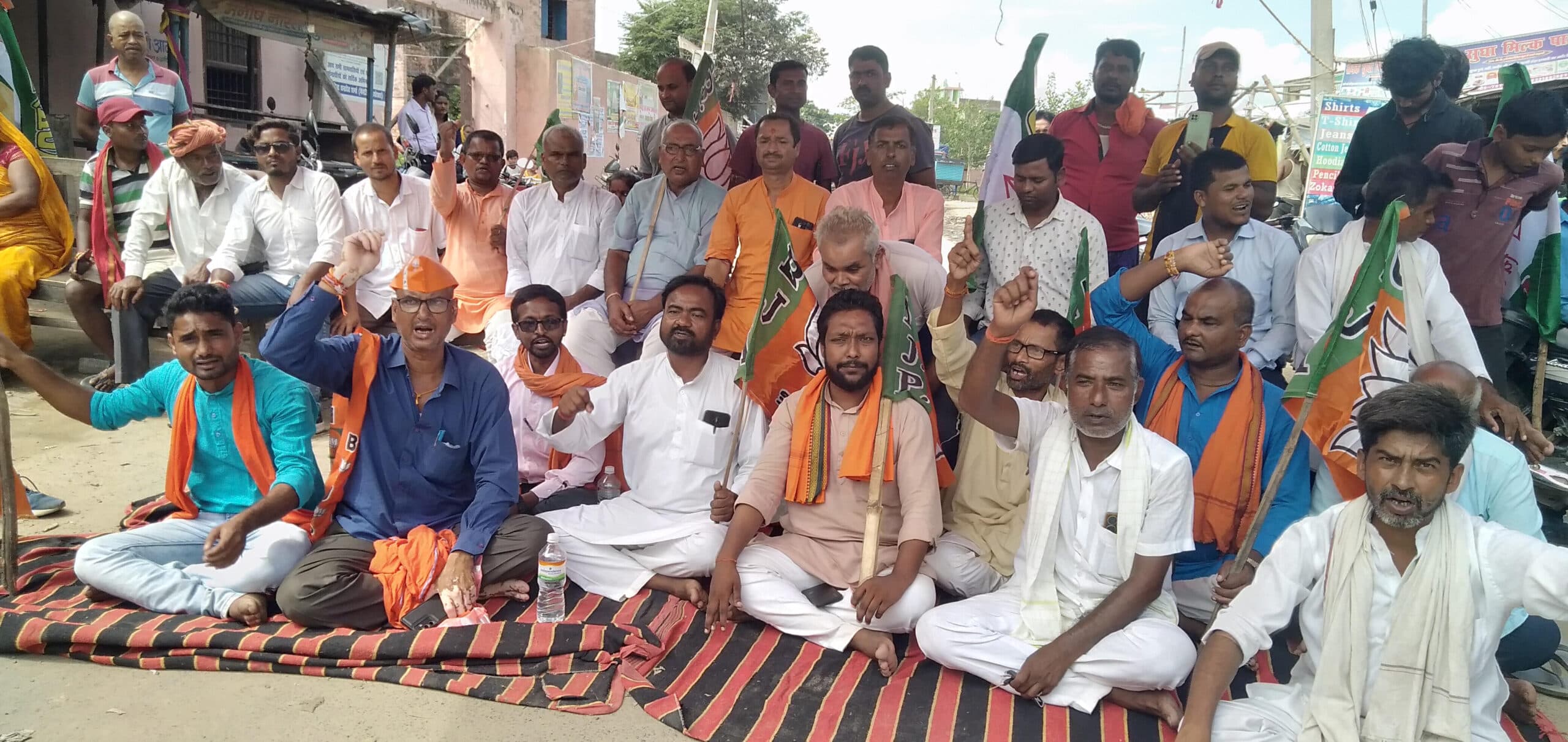 Madhubani News : बाबूबरही में सड़क जाम कर किया विरोध - प्रदर्शन