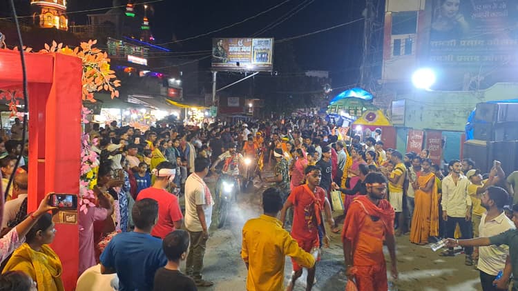Motihari: सड़कों पर उमड़ा आस्था का जनसैलाब