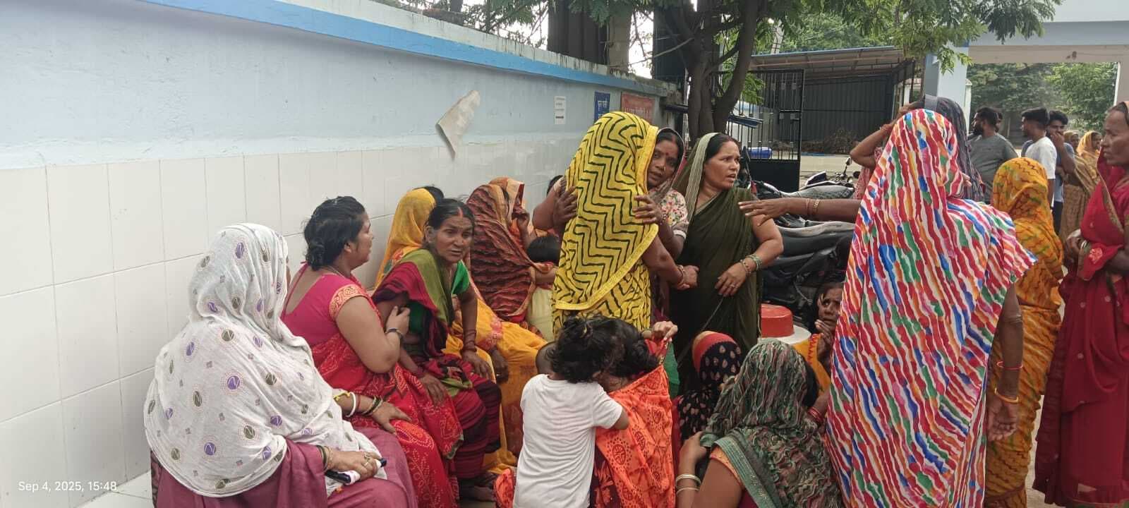 मायके जा रही महिला की सड़क हादसे में मौत, बाल-बाल बचे दो मासूम बेटे