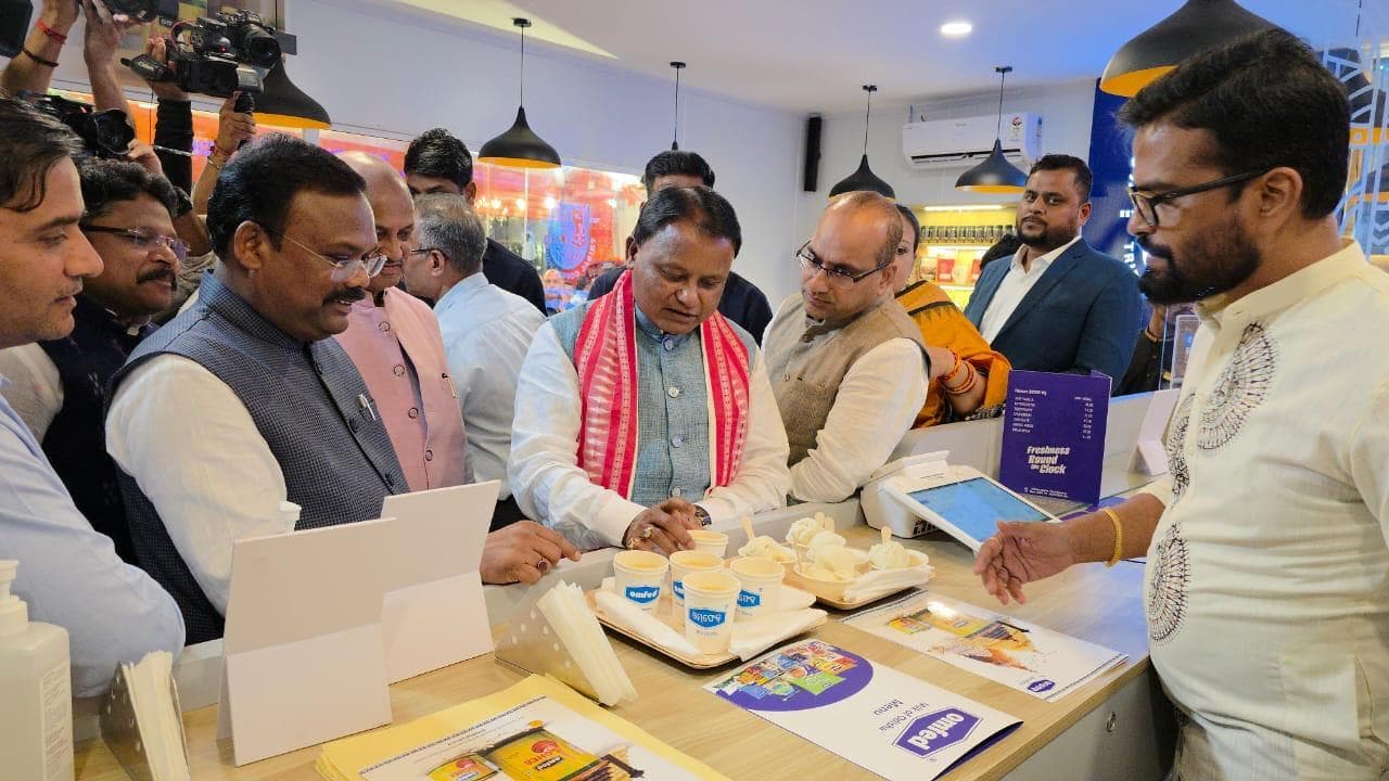 Bhubaneswar News: मुख्यमंत्री मोहन माझी ने दिल्ली में ओमफेड और कोरापुट कॉफी कैफे का उद्घाटन किया
