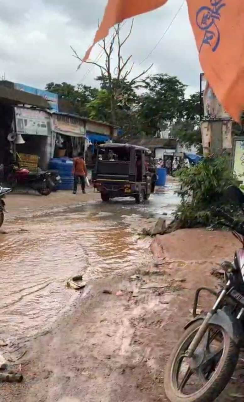 Chaibasa News : जैंतगढ़ में बारिश से बाजार पस्त, व्यापारियों का बजट बिगड़ा