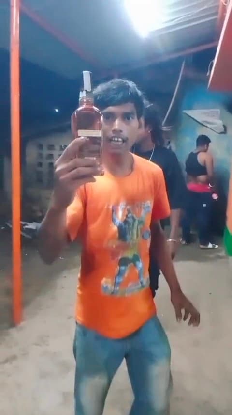 Seraikela Kharsawan News : खूंटी में शराब दुकान पर एमआरपी से अधिक वसूली, ग्राहकों का हंगामा