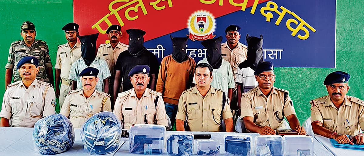 Chaibasa News : चाईबासा में दिनदहाड़े पांच लाख की लूट में पांच आरोपी गिरफ्तार