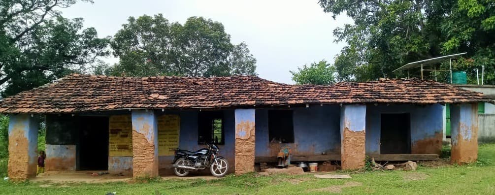 Seraikela Kharsawan News : वेतन से स्कूल की मरम्मत कर गांव को बनाया जीरो ड्रॉप आउट