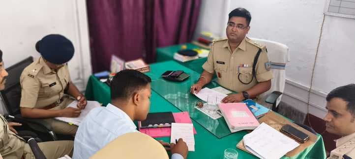 एसपी ने किया थाना का निरीक्षण, लंबित कांडों के निष्पादन का दिया निर्देश