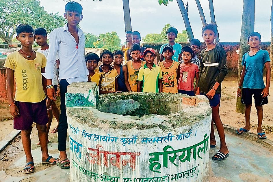 Bhagalpur news कुआं का पानी पीने से स्कूल के चार बच्चे बीमार, ग्रामीणों में रोष