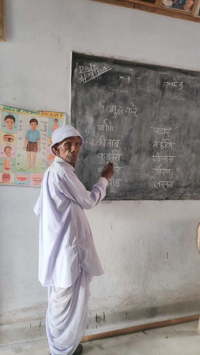 Bokaro News : बुनियादी शिक्षक के नाम से प्रसिद्ध हैं खेरागड्डा के झब्बूलाल महतो