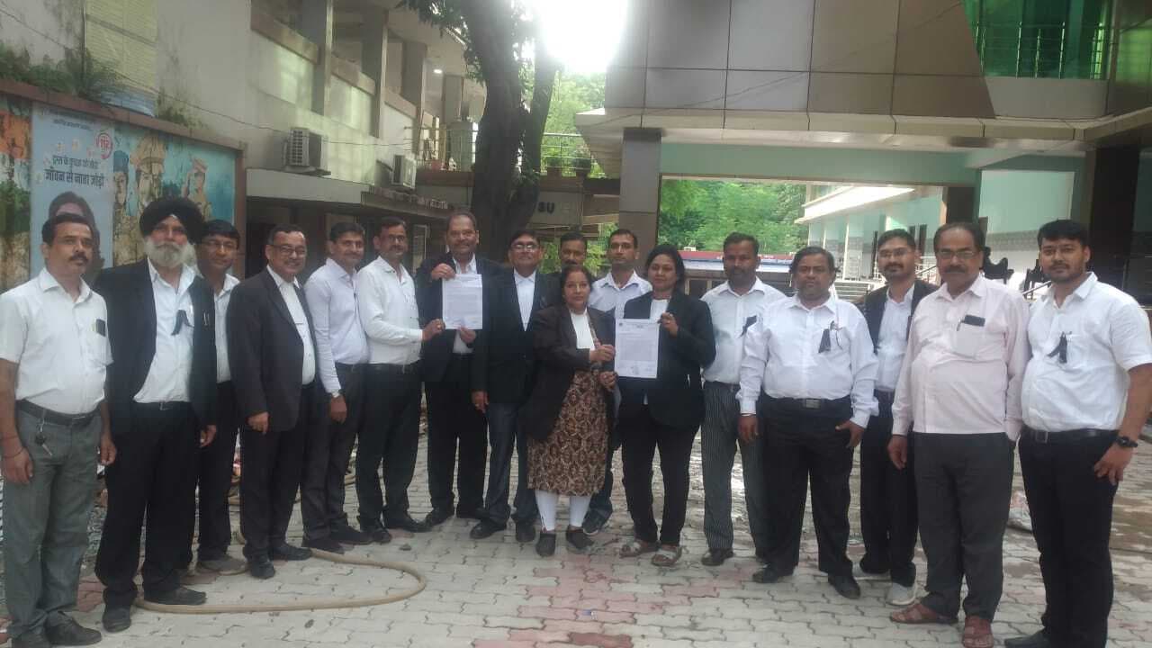 Jamshedpur News : अधिवक्ता पर जानलेवा हमला के खिलाफ सड़क पर उतरे बार एसोसिएशन के सदस्य, एसएसपी को सौंपा ज्ञापन